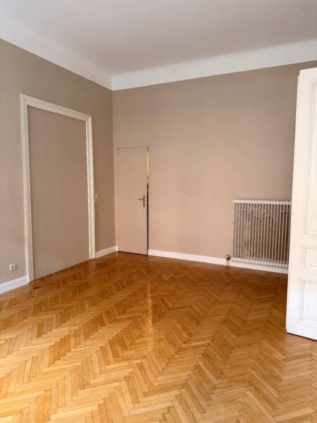 Cameră frumoasă într-un apartament comun, în Viena