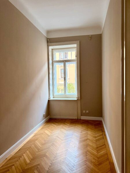 Cameră frumoasă într-un apartament comun, în Viena
