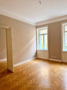 Cameră frumoasă într-un apartament comun, în Viena