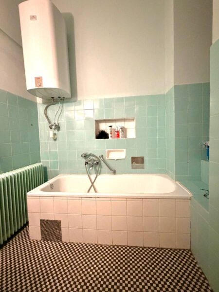 Cameră frumoasă într-un apartament comun, în Viena