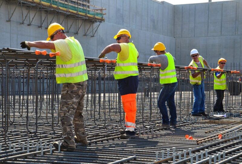 Muncitori calificați și necalificați în construcții